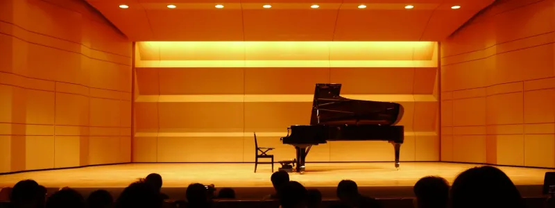 コンサート劇場に佇むピアノとそれを眺める観客